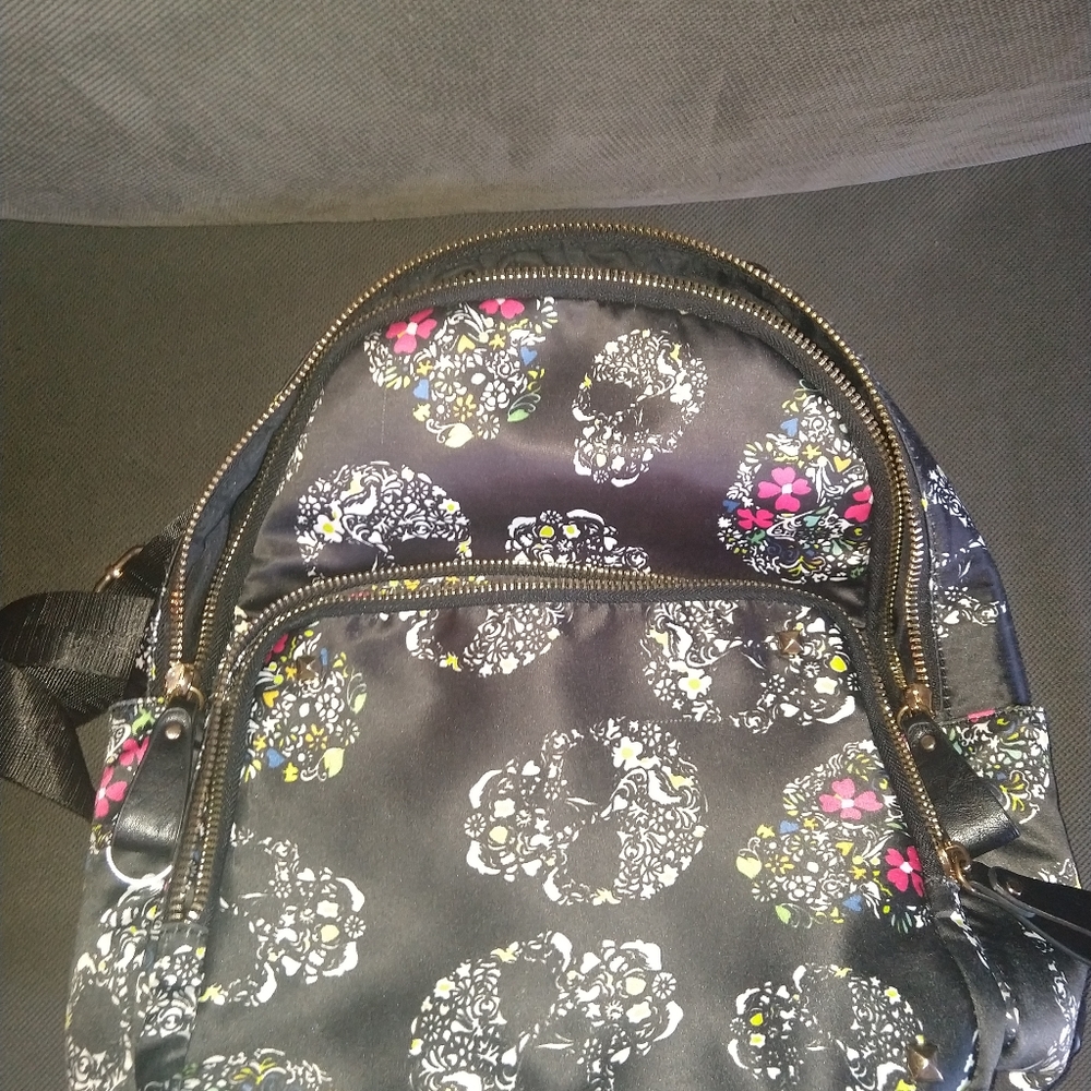 Backpack - Picture 2 of 7